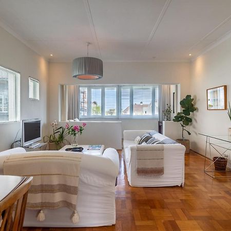 Portswood Mews - Chic White Studio Apartment Green Point Кейптаун Екстериор снимка