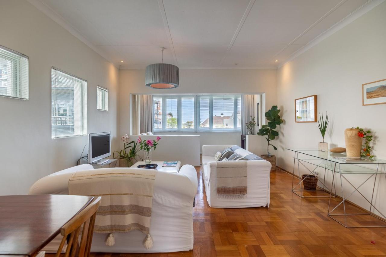 Portswood Mews - Chic White Studio Apartment Green Point Кейптаун Екстериор снимка