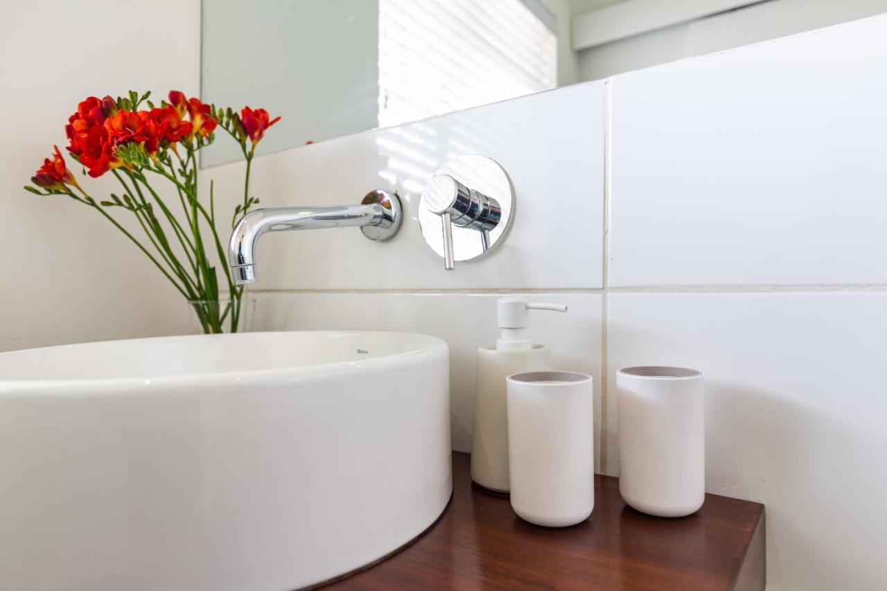 Portswood Mews - Chic White Studio Apartment Green Point Кейптаун Екстериор снимка