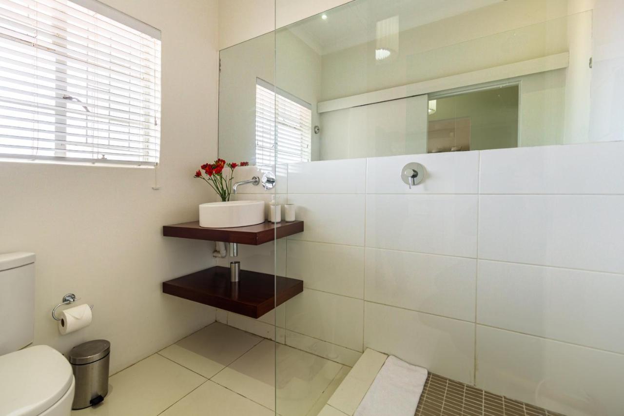 Portswood Mews - Chic White Studio Apartment Green Point Кейптаун Екстериор снимка
