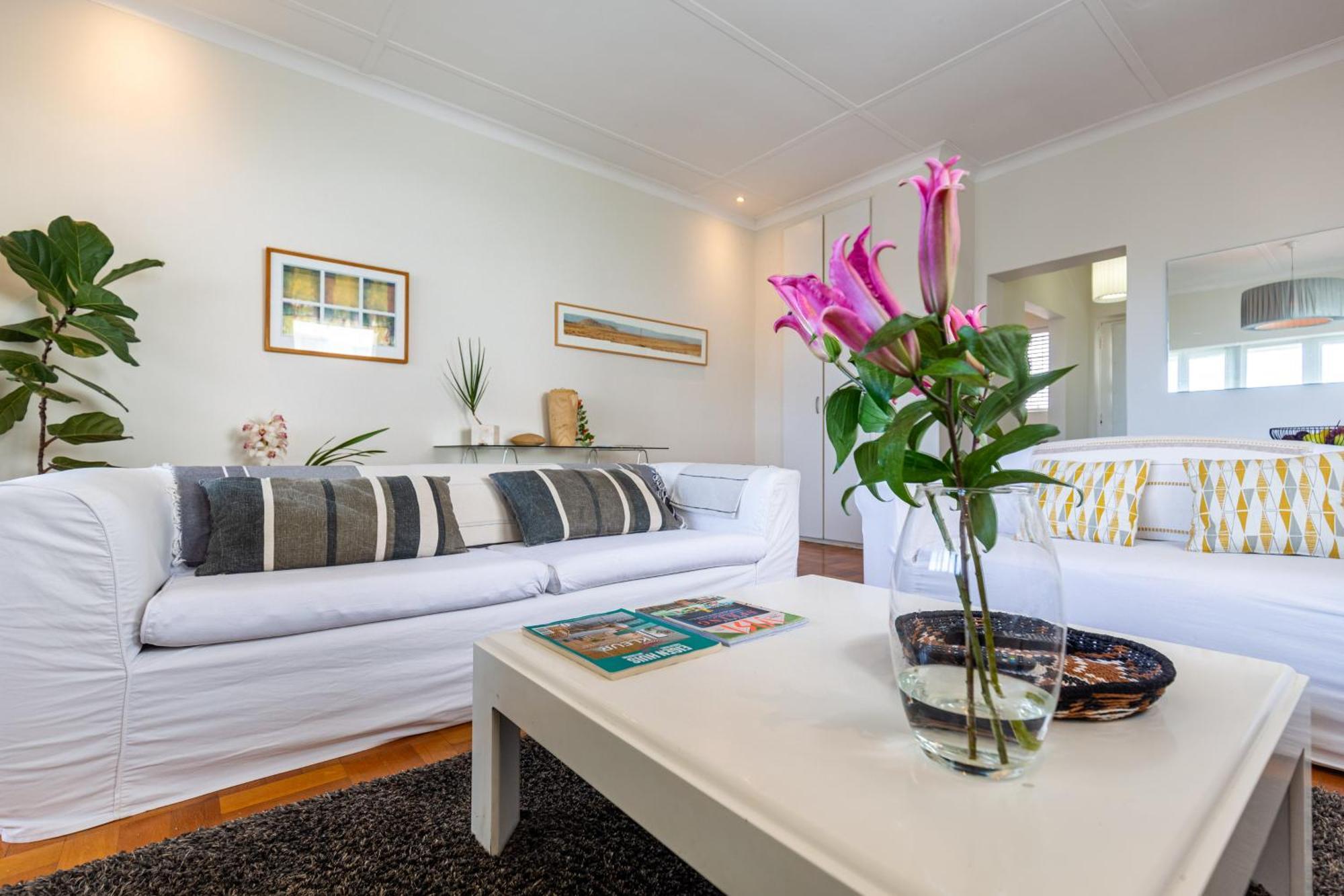 Portswood Mews - Chic White Studio Apartment Green Point Кейптаун Екстериор снимка